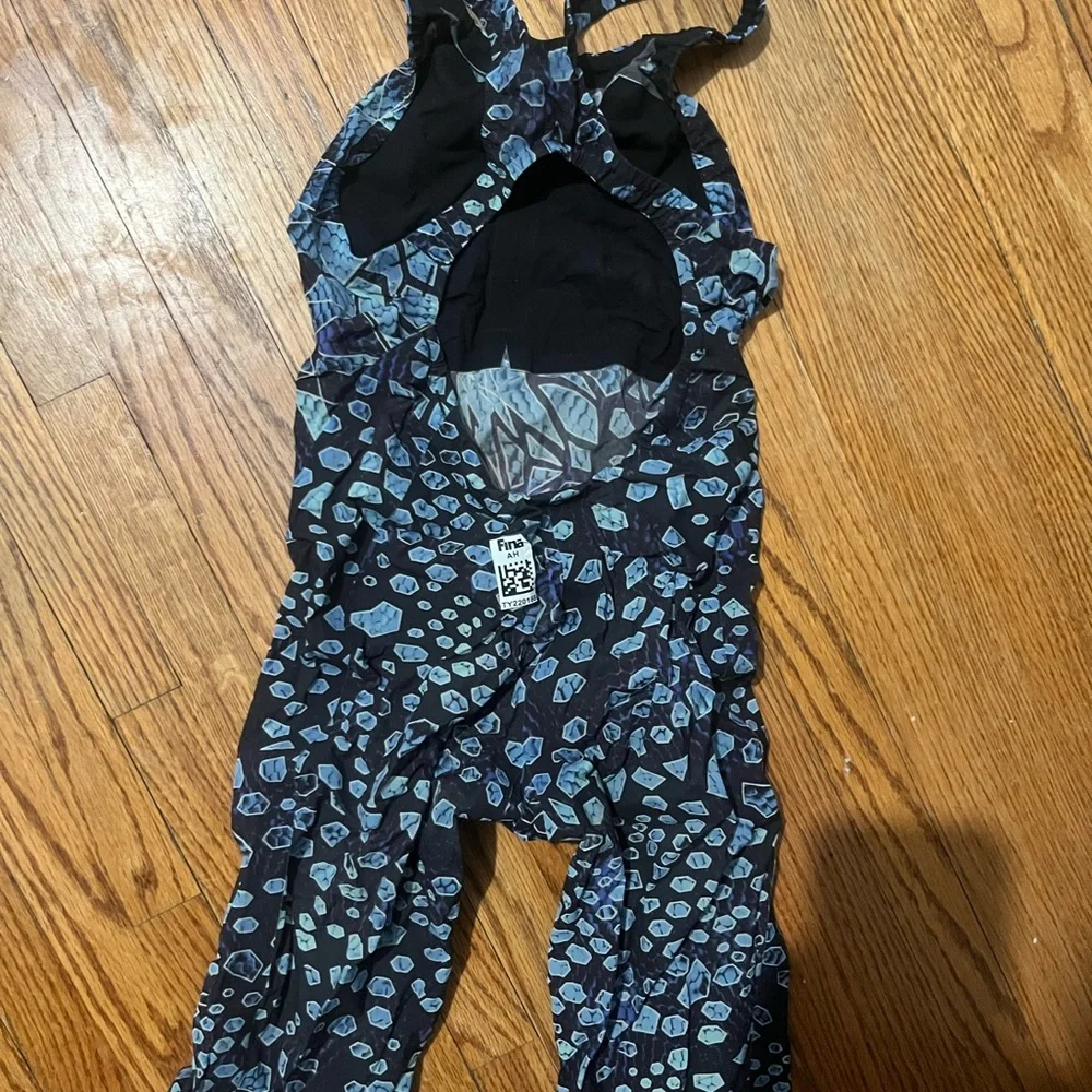 TYR avictor tech suit size 26 - Picture 2 of 4
